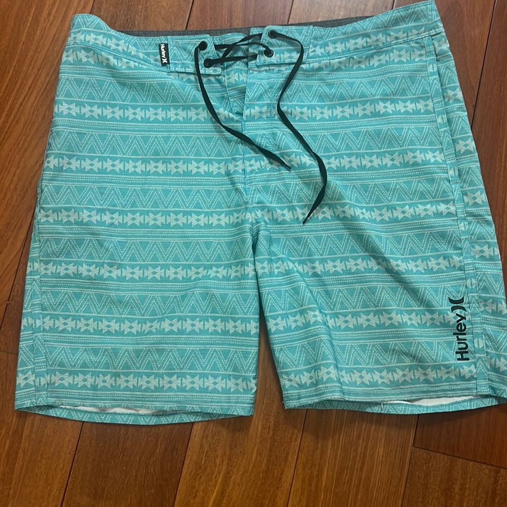 Men’s Hurley Phantom board shorts size 33